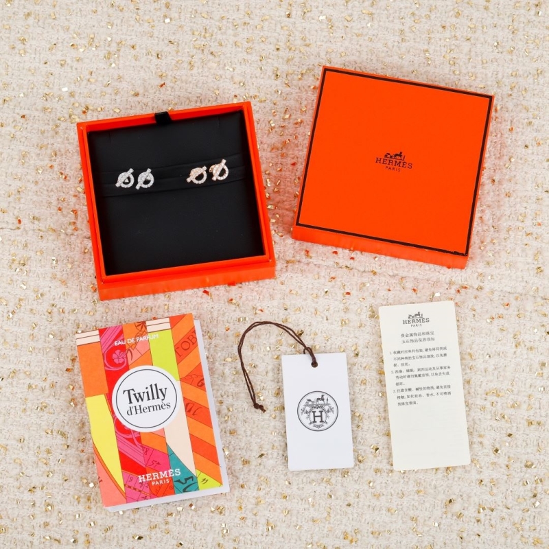 H**me5 earrings